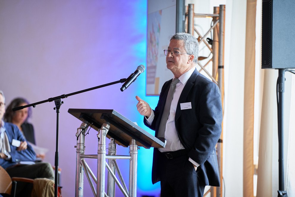 Der Schweizer Diplomat Yves Rossier steuerte eine Außenansicht zur Rolle Europas bei. Foto: Universität Passau