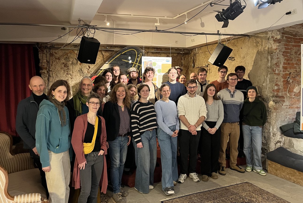 Studierende, Dozierende und Praxispartner bei der Abschlussveranstaltung im Kulturraum des Thea-tercaf&eacute;s; Foto: Ralf Becker