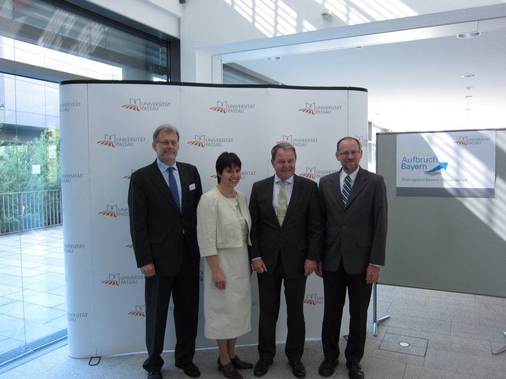 (v.l.) Pr&auml;sident Prof. Dr. Burkhard Freitag, Kanzlerin Dr. Andrea B&ouml;r, Wissenschaftsminister Dr. Wolfgang Heubisch und Prof. Dr. Peter Sperber, Pr&auml;sident der Hochschule f&uuml;r Angewandte Wissenschaften Deggendorf.
