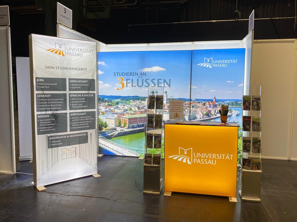 beleuchteter Messestand der Universit&auml;t Passau