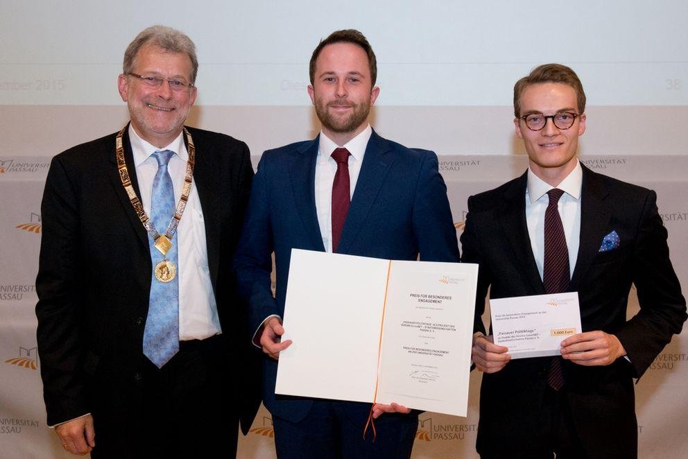 Präsident Prof. Dr. Burhard Freitag mit den Preisträgern von GoverNET Präsident Prof. Dr. Burhard Freitag mit den Preisträgern von GoverNET