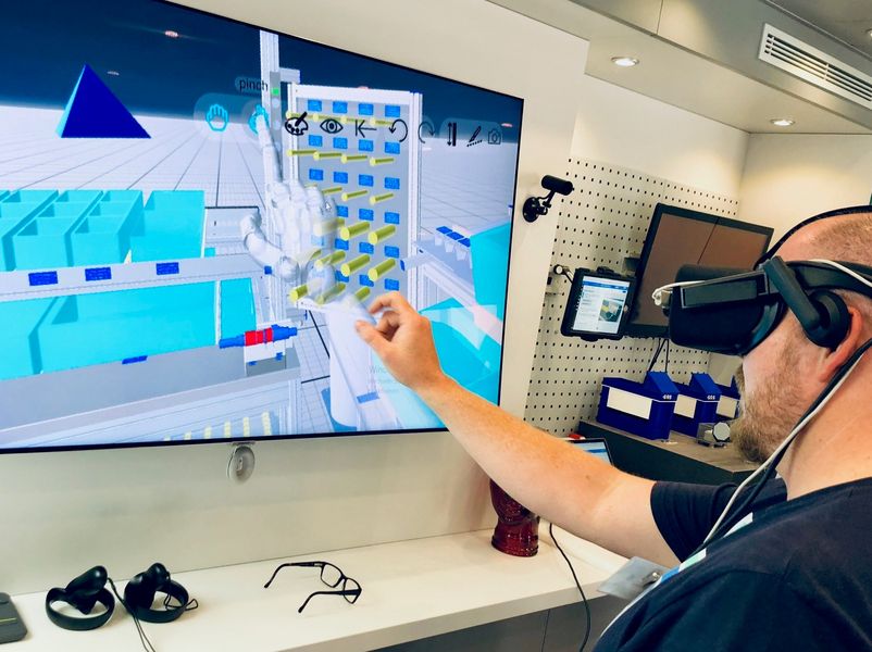Ein Mann beschäftigt sich an einem Bildschirm mit einer Virtual Reality Applikation.