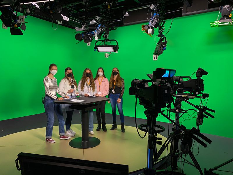 Schülerinnen beim Girls‘Day Boys‘Day im TV-Studio