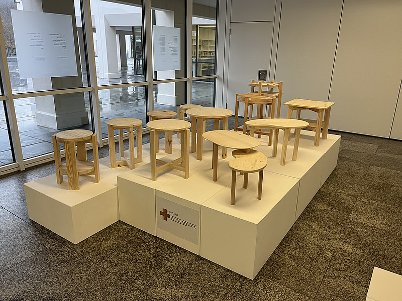 Stühle, entworfen und gebaut von Studierenden, aus der Ausstellung „Kreuzzarge“; Foto: Universität Passau/Andreas Fries