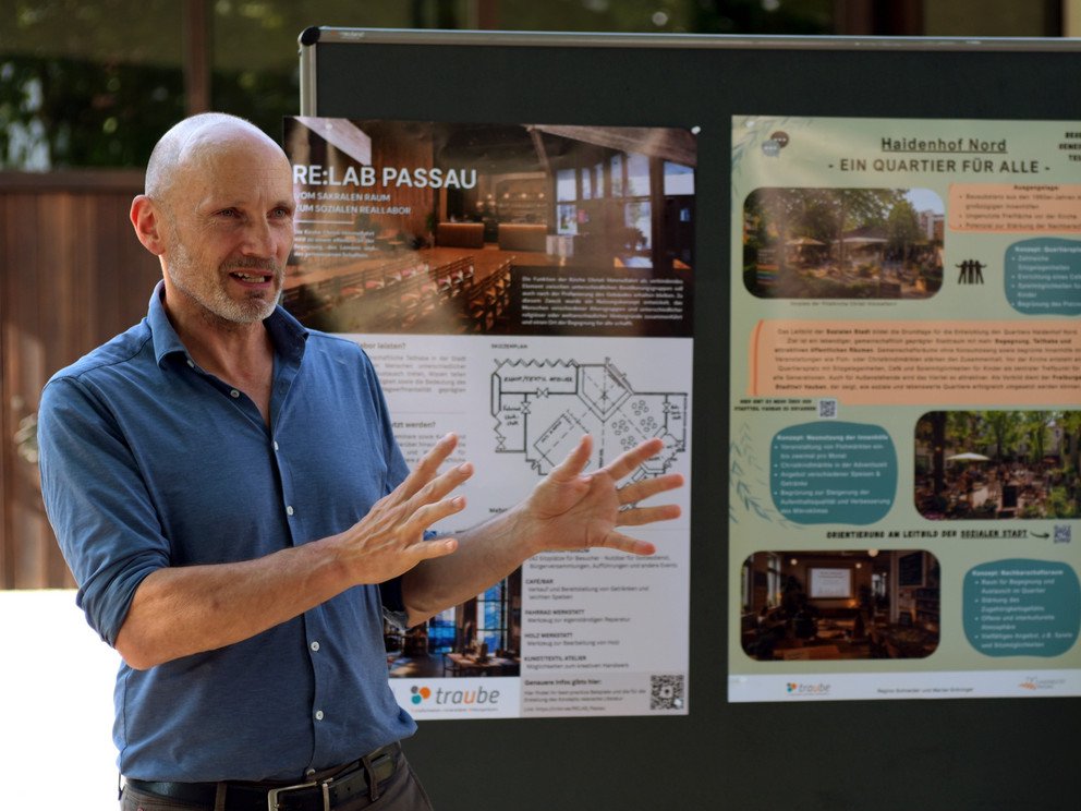Prof. Dr. J&ouml;rg Scheffer vor zwei Seminar-Plakaten