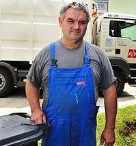 M&uuml;llfahrer Hans Kaiser (52) aus Simbach bei Landau ist ein bescheidener Mann. Viel Aufhebens um seine Heldentat will er nicht machen. "Das war f&uuml;r mich selbstverst&auml;ndlich." - Foto: Manuel Birgmann