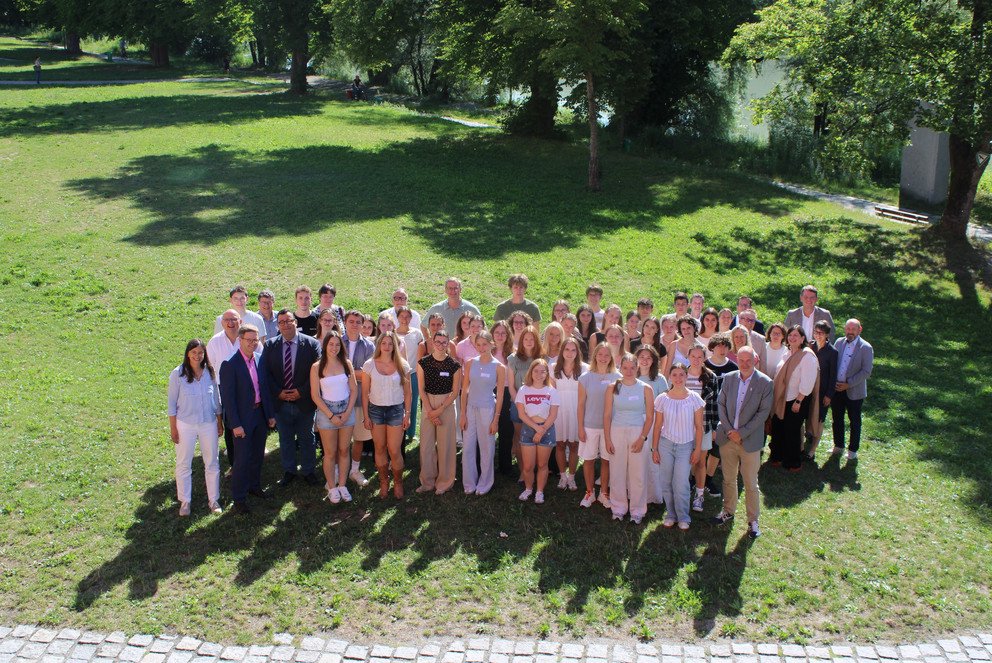 Die teilnehmenden Sch&uuml;lerinnen und Sch&uuml;ler mit Vizepr&auml;sident Prof. Dr. Maximilian Sailer (vorne rechts), Studienberaterin Johanna Schmidt (vorne links) und Studiendirektor Andreas Zenker (1. Reihe 2.v.l.); Foto: Universit&auml;t Passau.