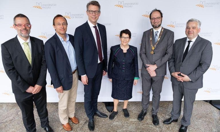 v.l.: Prof. Dr. Werner Gamerith, Prof. Dr. Robert Obermaier, Markus Blume, Prof. Dr. em. Rita Süssmuth, Prof. Dr. Harald Kosch und Dr. Achim Dilling  