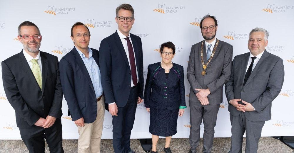 v.l.: Prof. Dr. Werner Gamerith, Prof. Dr. Robert Obermaier, Markus Blume, Prof. Dr. em. Rita Süssmuth, Prof. Dr. Harald Kosch und Dr. Achim Dilling  