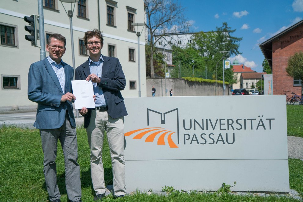 Professor Hendrik Hansen, Vice Rector of Andr&aacute;ssy University Budapest and Professor Daniel G&ouml;ler, Spokesperson for the Department of Governance and Historical Studies at the University of Passau present the partnership agreement.