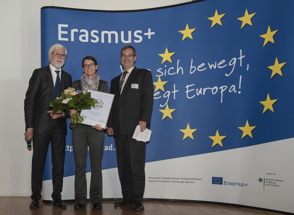 Almut Barei&szlig; vom Akademischen Auslandsamt der Universit&auml;t Passau nahm die Auszeichnung von Dr. Hanns Sylvester, Direktor der Nationalen Agentur f&uuml;r EU-Hochschulzusammenarbeit im DAAD (links), und Ministerialdirigent Peter Greisler vom Bundesministerium f&uuml;r Bildung und Forschung entgegen. Foto: DAAD