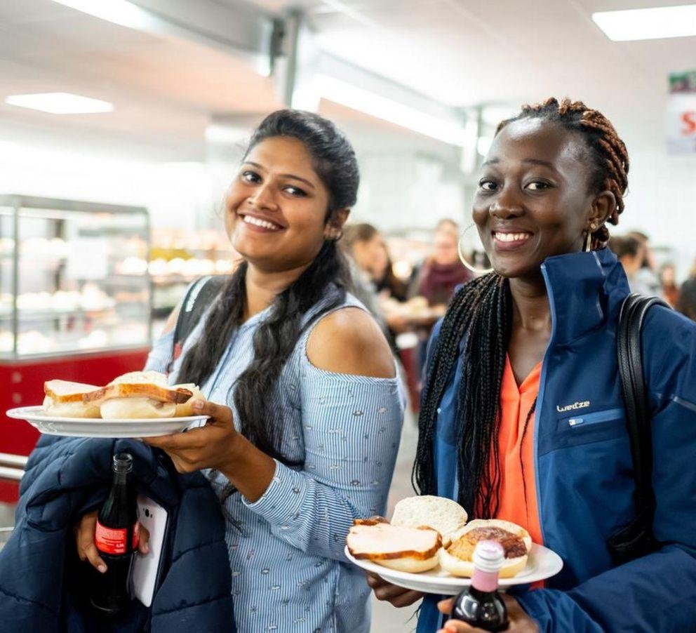 Internationale Studierende in der Mensa