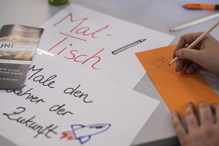 Dekoratives Bild der Kachel 'Bildung'