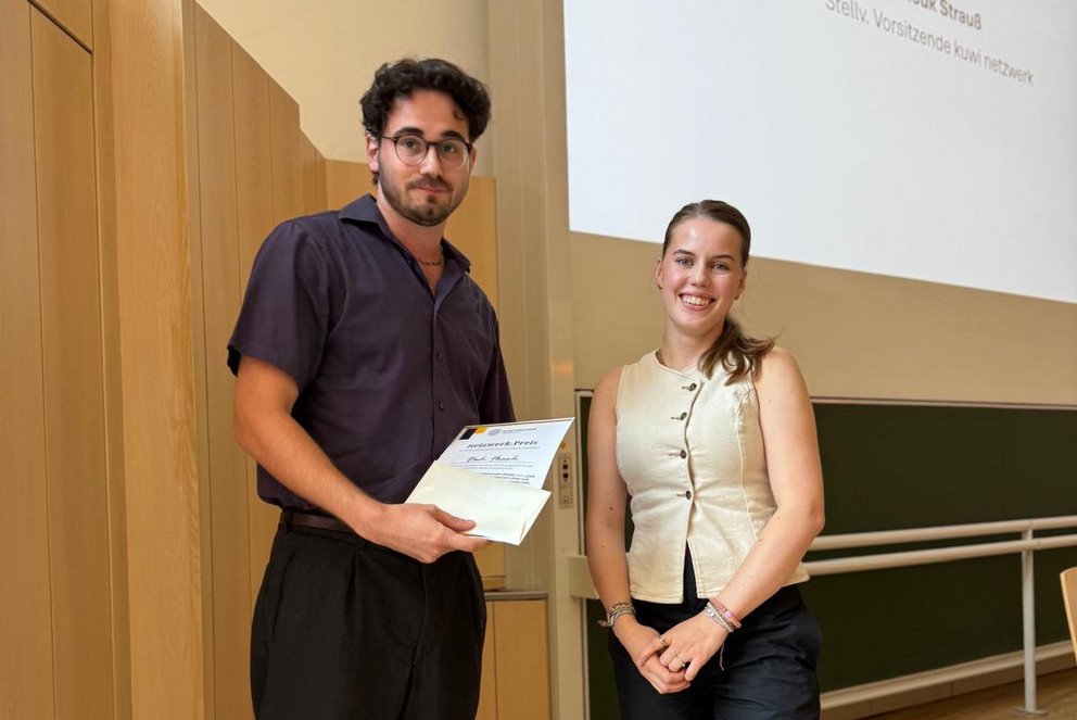 Noah H&auml;nsch, Preistr&auml;ger netzwerk.preis f&uuml;r Ehrenamtliches Engagement, und Anouk Strau&szlig;, Stellv. Vorsitzende kuwi netzwerk international e.V.; Foto: kuwi netzwerk international e.V.