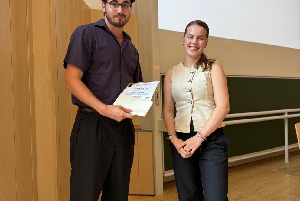 Noah H&auml;nsch, Preistr&auml;ger netzwerk.preis f&uuml;r Ehrenamtliches Engagement, und Anouk Strau&szlig;, Stellv. Vorsitzende kuwi netzwerk international e.V.; Foto: kuwi netzwerk international e.V.