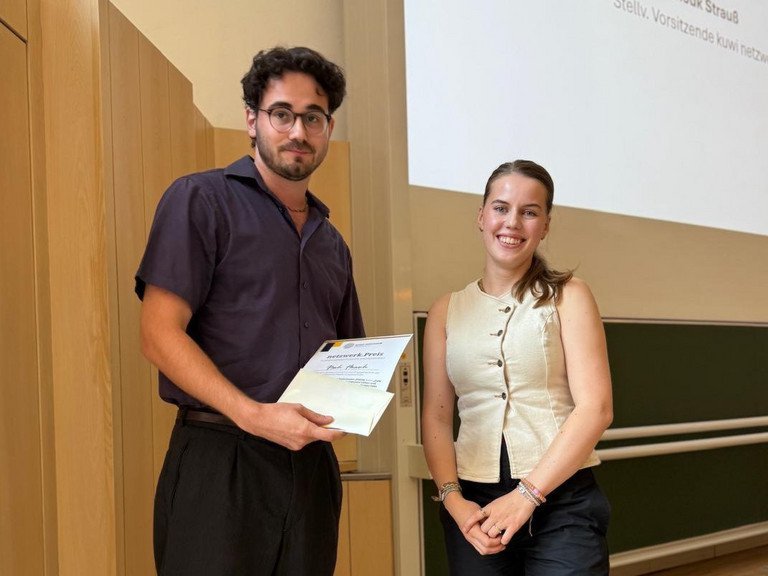 Noah H&auml;nsch, Preistr&auml;ger netzwerk.preis f&uuml;r Ehrenamtliches Engagement, und Anouk Strau&szlig;, Stellv. Vorsitzende kuwi netzwerk international e.V.; Foto: kuwi netzwerk international e.V.