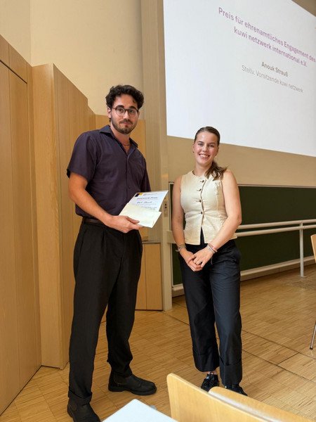 Noah H&auml;nsch, Preistr&auml;ger netzwerk.preis f&uuml;r Ehrenamtliches Engagement, und Anouk Strau&szlig;, Stellv. Vorsitzende kuwi netzwerk international e.V.; Foto: kuwi netzwerk international e.V.
