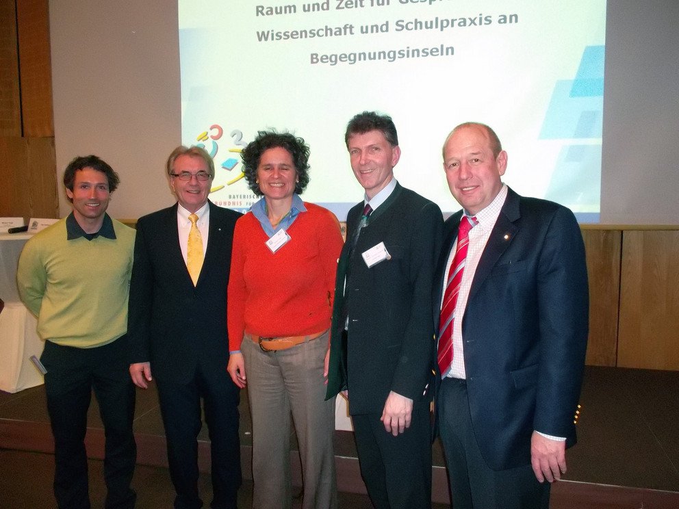 Auf dem Bild (von links): Peter Schlickenrieder (Silbermedaillengewinner im Skilanglauf bei den Olympischen Spielen 2002; Vizepr&auml;sident Deutscher Skiverband); G&uuml;nther Lommer (Pr&auml;sident des Bayerischen Landes-Sportverbands); Miriam Vogt (Pr&auml;sidentin des Bayerischen Skiverbands); Prof. Gerhard Waschler (Projektleiter des EU-Forschungsprojekts &bdquo;Bewegter Ganztag&ldquo; an der Uni Passau); German Denneborg (Ministerialdirigent im Bayer. Staatsministerium f&uuml;r Unterricht und Kultus)