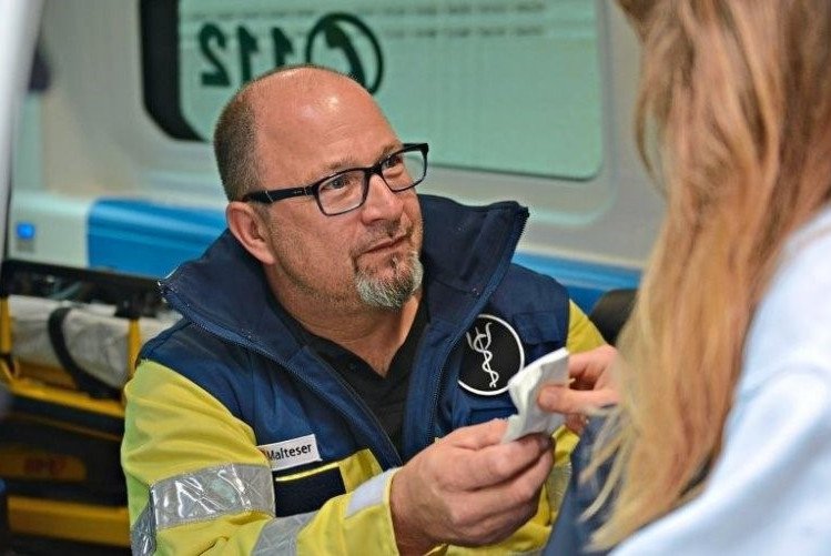 Ob reden oder schweigen oder einfach ein Taschentuch reichen &ndash; Christian Teufel muss sich auf jede Situation neu einstellen. &minus;Foto: J&ouml;rg Schlegel 