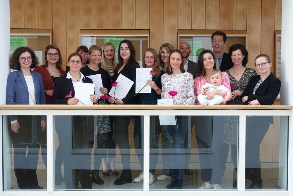 Die Teilnehmerinnen des 6. Jahrgangs von mentUP+ mit Gleichstellungsreferentin Dr. Claudia Krell, der Universit&auml;tsfrauenbeauftragten Prof. Dr. Andrea Sieber, Prof. Heather Hofmeister, PhD, Vizepr&auml;sident Prof. Dr. J&ouml;rg Fedtke sowie Projektkoordinator Dr. Benedikt Kuhnen und Doreen M&uuml;ller-Murr.