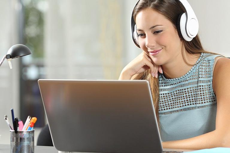 Studentin beim Webinar