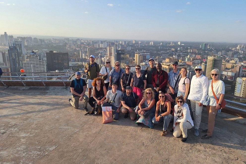 Die Exkursionsgruppe auf dem Tower des Kenyatta International Convention Centre (KICC) in Nairobi; Foto: Universit&auml;t Passau/ Jonas Wagener.