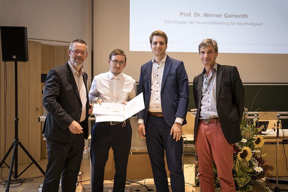 Überreichung des Preises für Nachhaltigkeit der Universität Passau 2023 in der Kategorie „Forschung mit Nachhaltigkeitsbezug“ durch Prof. Dr. Werner Gamerith an Stephan Geschwind, mit Stephan Brandler (Sparda-Bank) und Prof. Dr. Johann Graf Lambsdorff (Betreuer der Masterarbeit) (v.l.)