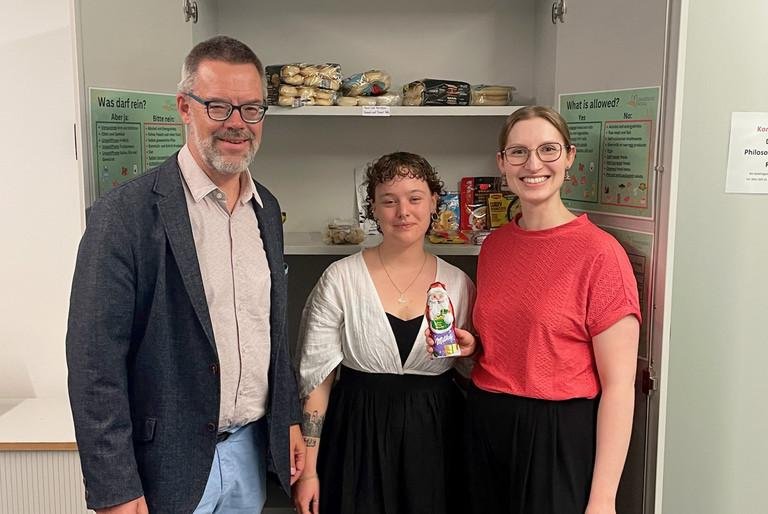 v.l. Nachhaltigkeitsbeauftragter der Universität Passau Prof. Dr. Werner Gamerith, Projektkoordinatorin Rebecca Bieling und Klimamanagerin Angie Schüppel am Fairteiler.