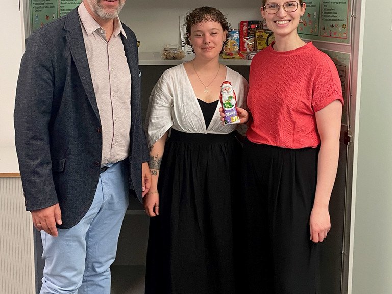 v.l. Nachhaltigkeitsbeauftragter der Universität Passau Prof. Dr. Werner Gamerith, Projektkoordinatorin Rebecca Bieling und Klimamanagerin Angie Schüppel am Fairteiler.