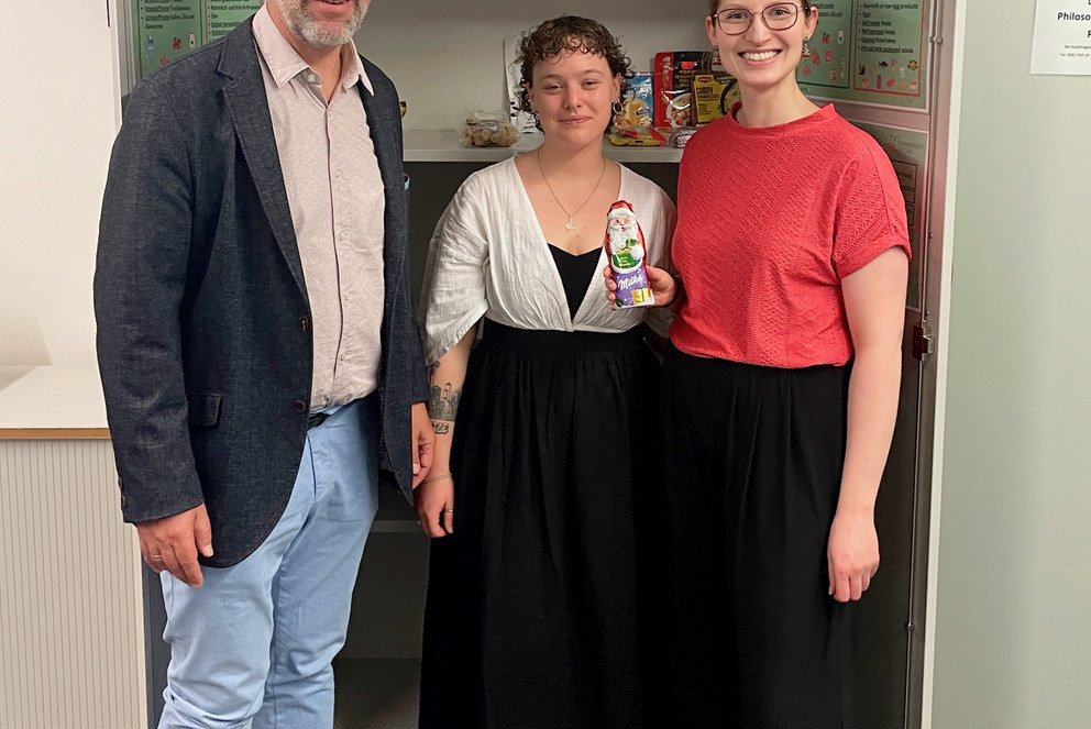 v.l. Nachhaltigkeitsbeauftragter der Universität Passau Prof. Dr. Werner Gamerith, Projektkoordinatorin Rebecca Bieling und Klimamanagerin Angie Schüppel am Fairteiler.