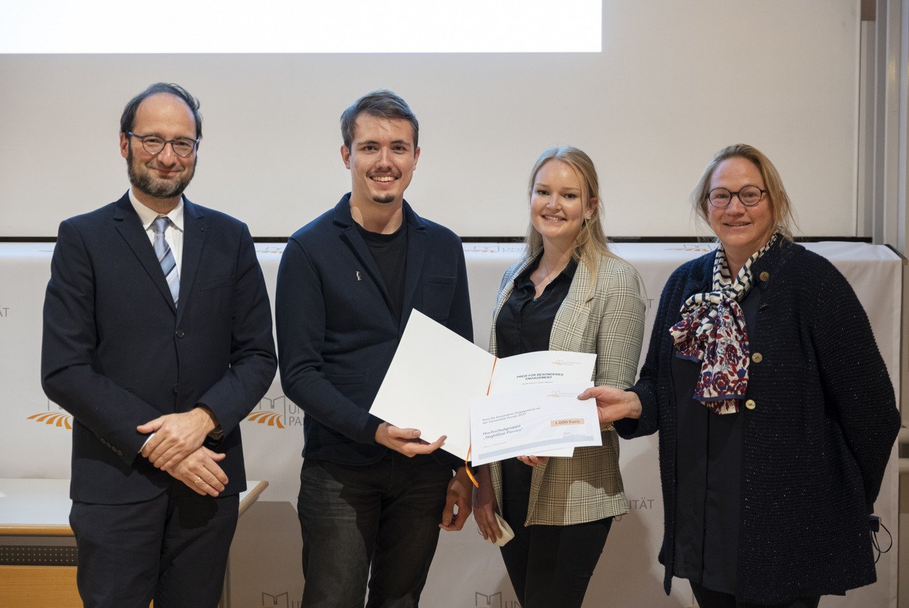 Prof. Dr. Harald Kosch, zwei Mitglieder der Hochschulgruppe Nightline Passau, Tanja Selmayr