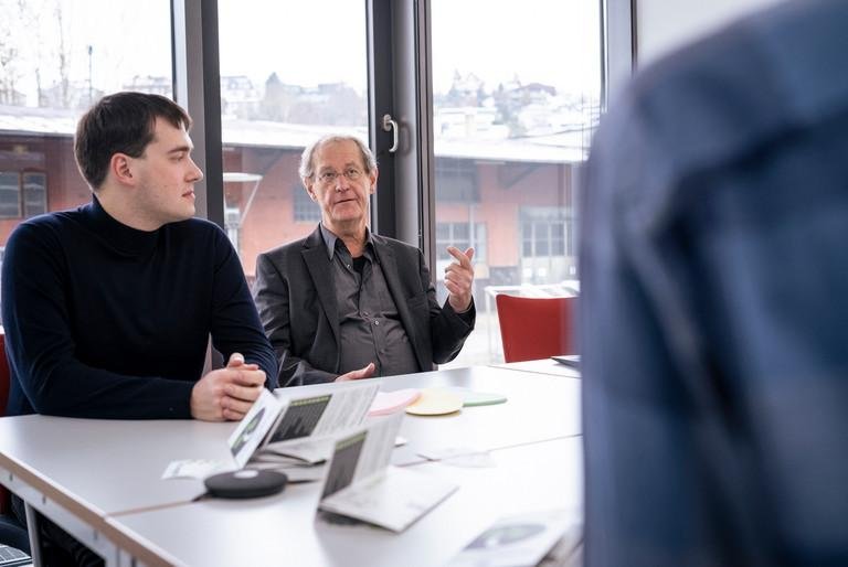 Prof. Dr.-Ing. Hermann de Meer im Gespräch mit dem RENergetic-Projektteam seines Lehrstuhls.