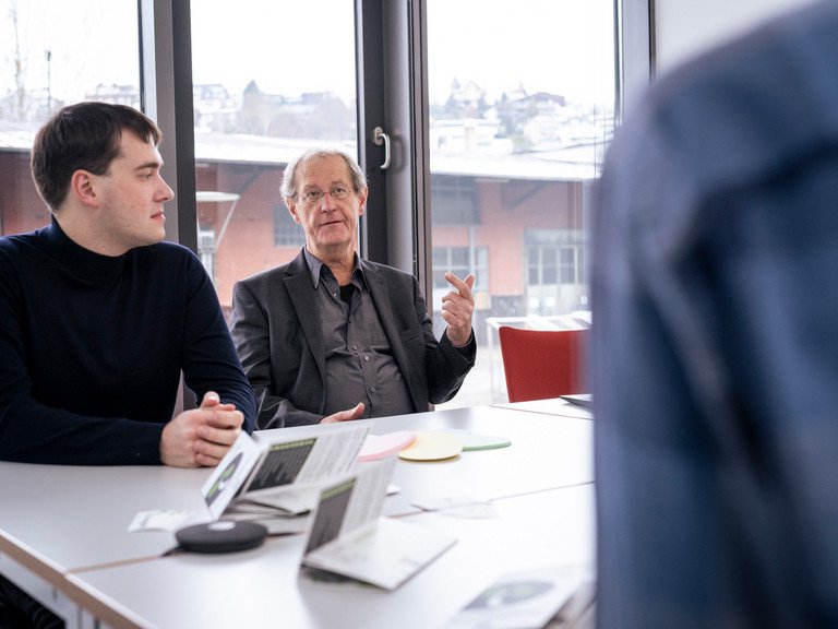 Prof. Dr.-Ing. Hermann de Meer im Gespräch mit dem RENergetic-Projektteam seines Lehrstuhls.