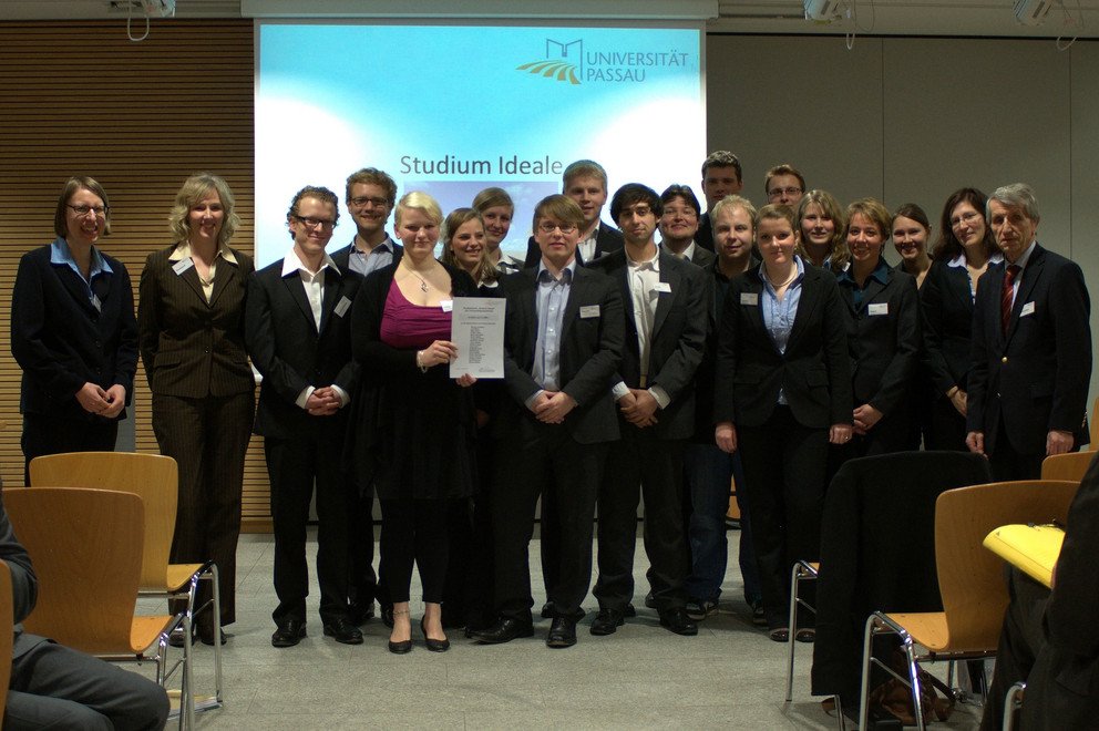 Die Projektgruppe des uni-weit ausgeschriebenen Wettbewerbs &bdquo;Studium Ideale"