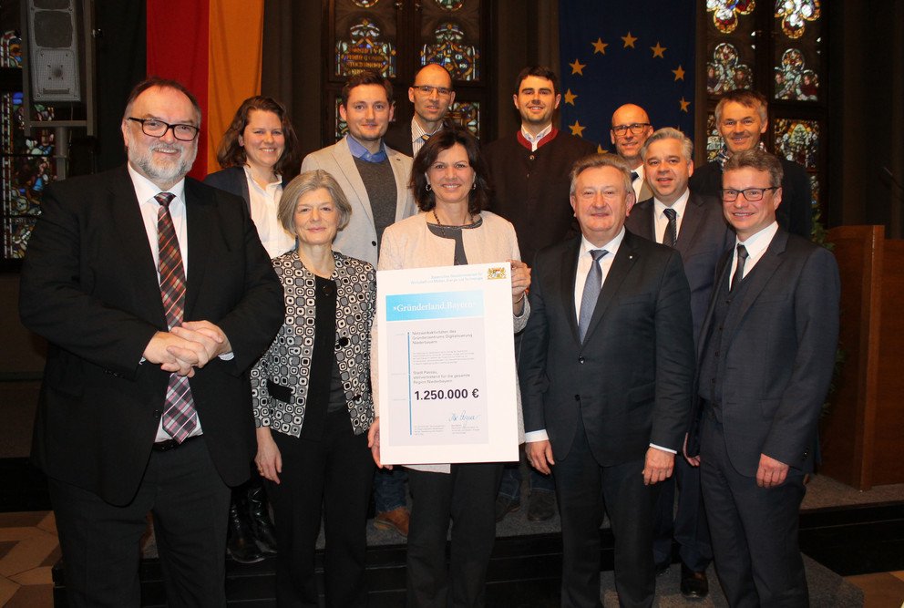 Die Projektpartner von Stadt, Landkreis und Universit&auml;t Passau mit Staatsministerin Ilse Aigner
(Mitte) und Staatssekret&auml;r Bernd Sibler (r.). Foto: Stadt Passau