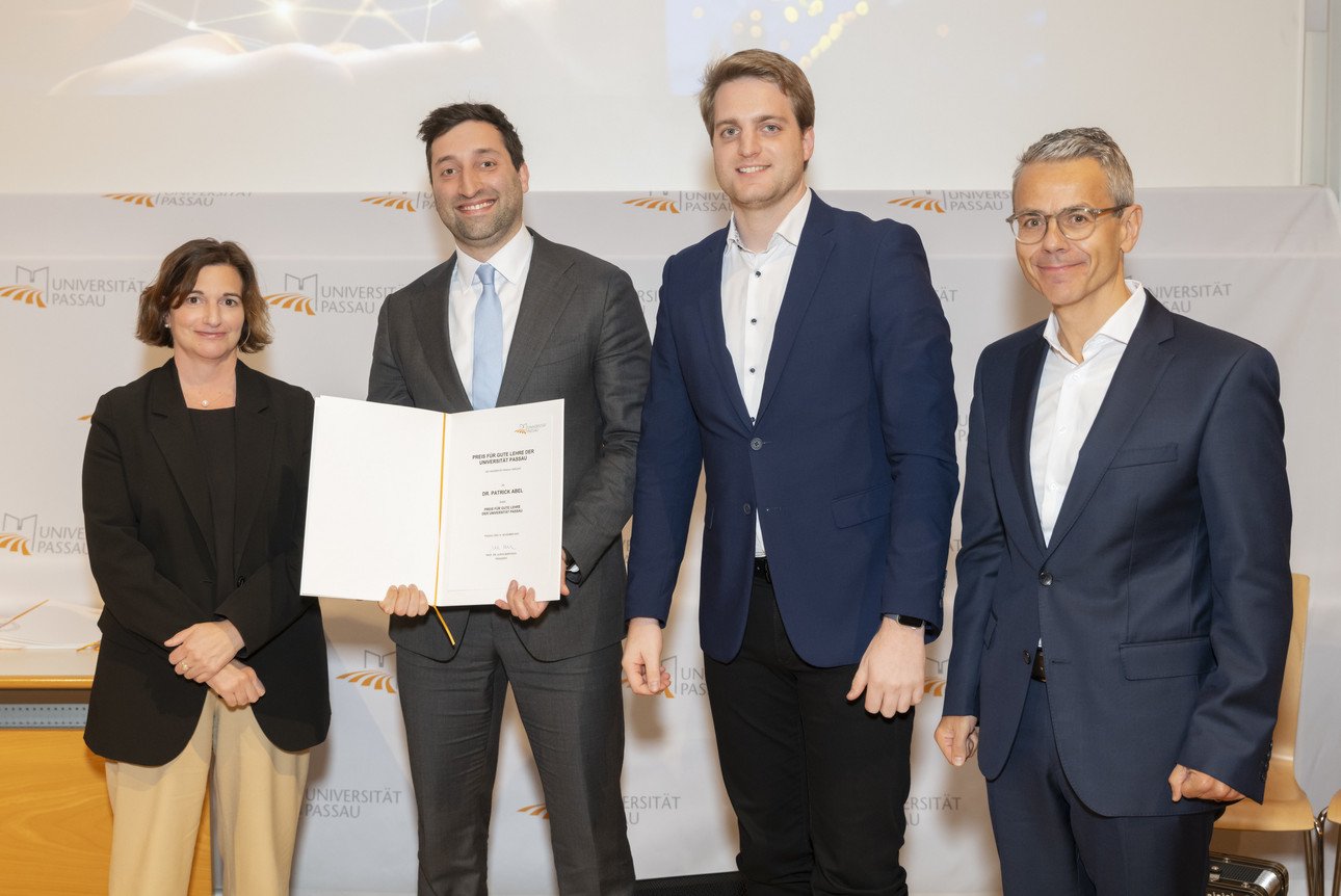 v.l.n.r. Vizepr&auml;sidentin Prof. Dr. Bettina Noltenius, Dr. Patrick Abel, Stephan Brandler (Leiter der Sparda-Bank-Filiale Passau), Michael Gruber (Vorstandsvorsitzender der Sparda-Bank Ostbayern eG)