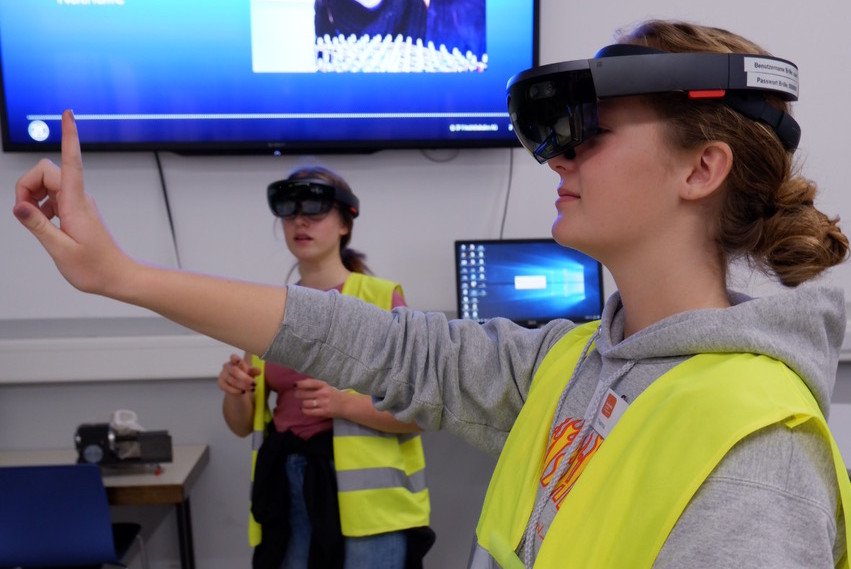 Zwei Teilnehmerinnen des Forscherinnen-Camps probieren Virtual-Reality-Brillen aus