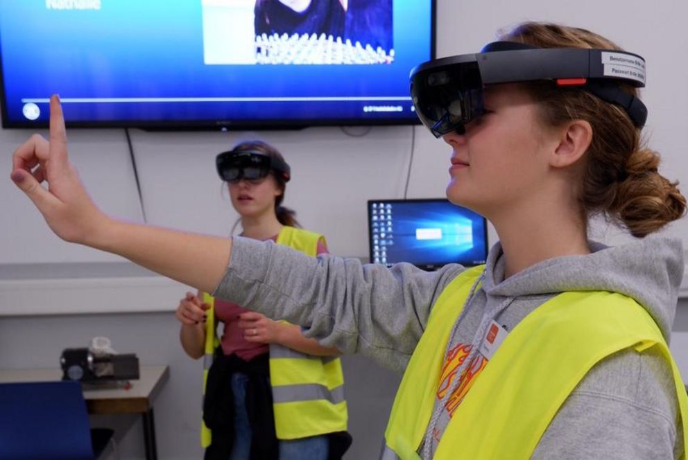 Zwei Teilnehmerinnen des Forscherinnen-Camps probieren Virtual-Reality-Brillen aus