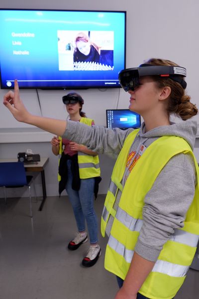 Zwei Teilnehmerinnen des Forscherinnen-Camps probieren Virtual-Reality-Brillen aus