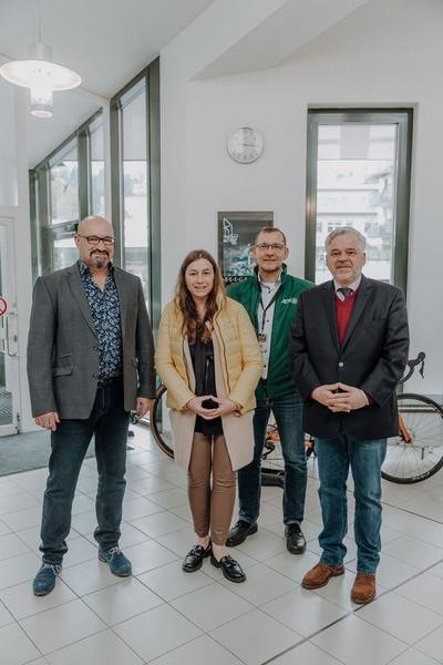 (v.l.) Prof. Dr. Gereon Berschin (Leiter des Sportzentrum an der Universität Passau), Andrea Groß (Stellv. Direktorin AOK Passau-Rottal-Inn), Ulrich Wetzel (AOK Passau-Rottal-Inn ) und Kanzler Dr. Achim Dilling 