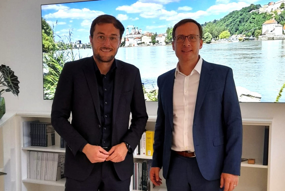 Bundestagsabgeordneter Johannes Sch&auml;tzl und Pr&auml;sident Jan H. Schumann im Austausch  miteinander; Foto: Universit&auml;t Passau.