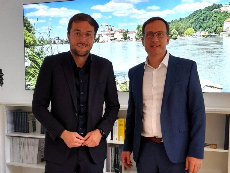 Bundestagsabgeordneter Johannes Sch&auml;tzl und Pr&auml;sident Jan H. Schumann im Austausch  miteinander; Foto: Universit&auml;t Passau.