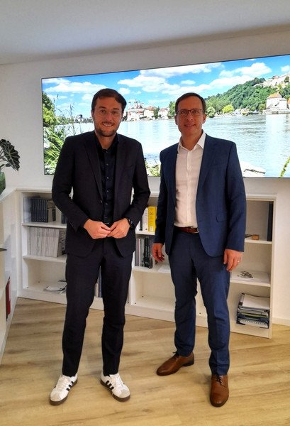 Bundestagsabgeordneter Johannes Sch&auml;tzl und Pr&auml;sident Jan H. Schumann im Austausch  miteinander; Foto: Universit&auml;t Passau.