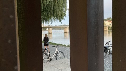 [Translate to Tschechisch:] Ansicht aus dem Inneren der Skulptur mit Blickrichtung Marienbrücke