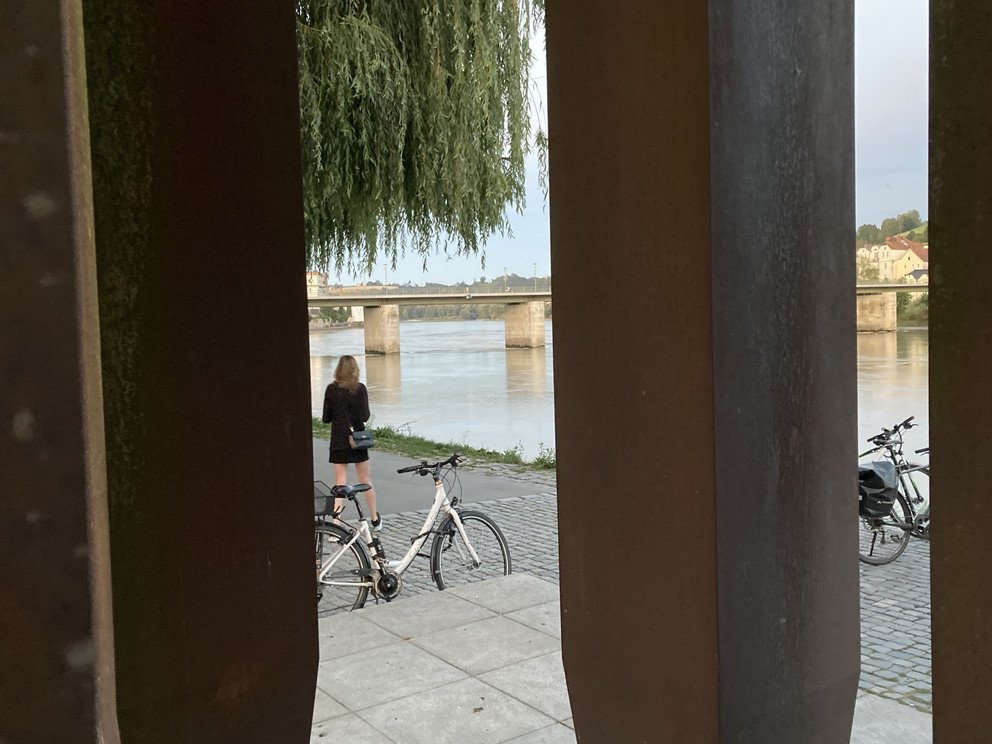 Ansicht aus dem Inneren der Skulptur mit Blickrichtung Marienbr&uuml;cke