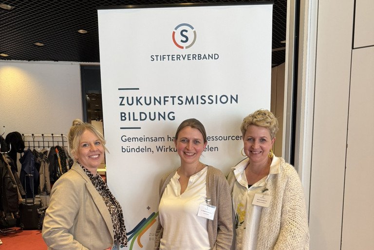 Das Passauer PReP Me-Team beim WandelBar-Kick-off in Bonn: (v.l.) Mittelschulmentorin Simone Rauch, Praktikumsamtsleiterin Dr. Magdalena Sonnleitner und Seminarrektorin Melanie  Neulinger-Seil; Foto: Suna Jatta, Stifterverband.