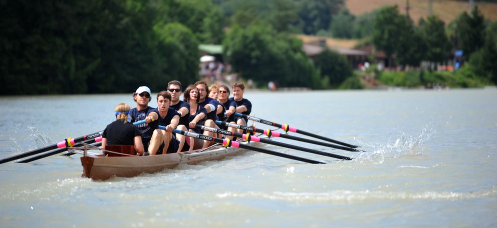 Photo: the rowing team in a boat on the river Inn