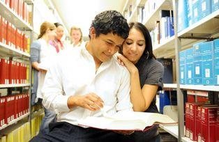 Studierende beim Lernen in der Bibliothek