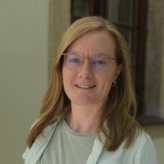 Frau l&auml;chelt in Kamera