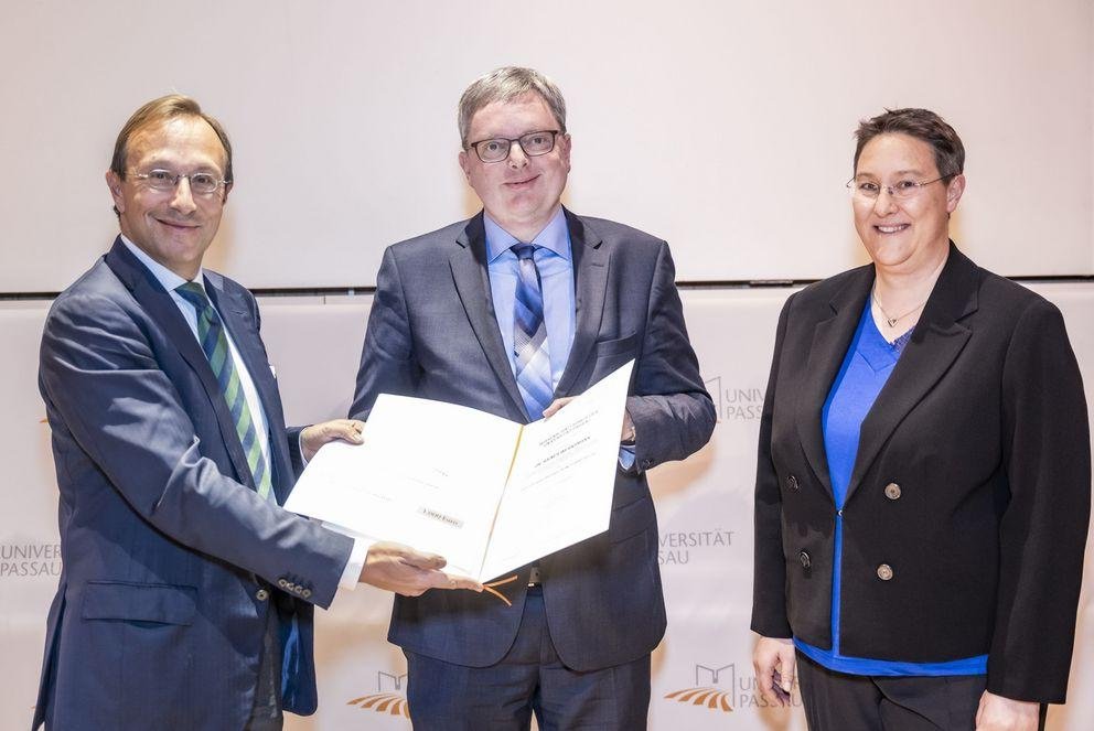 Vizepräsident und Sprecher des Graduiertenzentrums Prof. Dr. Robert Obermaier (li.) und Prof. Dr. Brigitte Forster-Heinlein (re.), stellvertretende Sprecherin des Graduiertenzentrums, vergeben den Preis an Prof. Dr. Rainer Wernsmann.